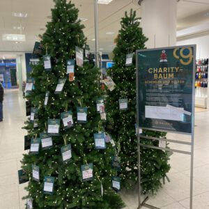 Charity-Bäume verschenken ein Lächeln
