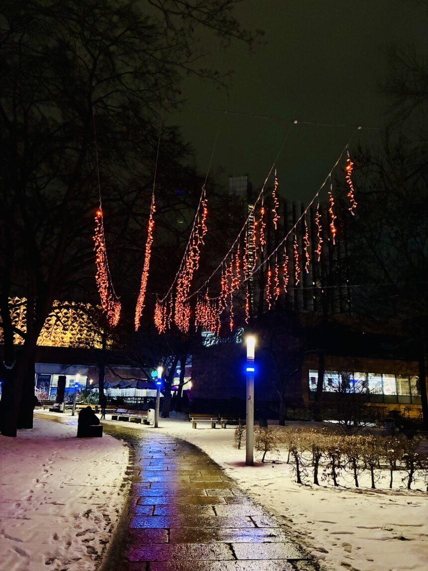 Neue Lichtinstallation wertet den Stadthallenpark auf