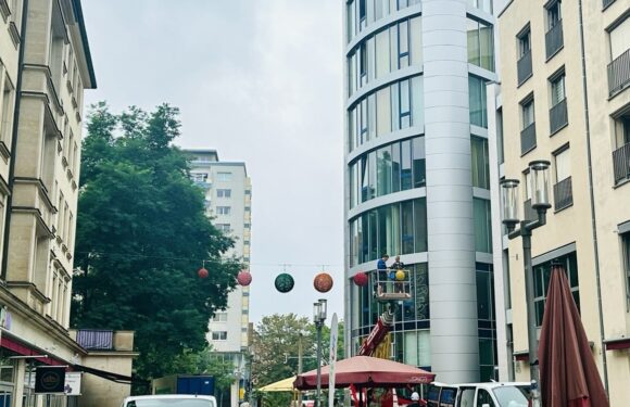 Neue Lichtkunst bringt die Innere Klosterstraße zum Leuchten