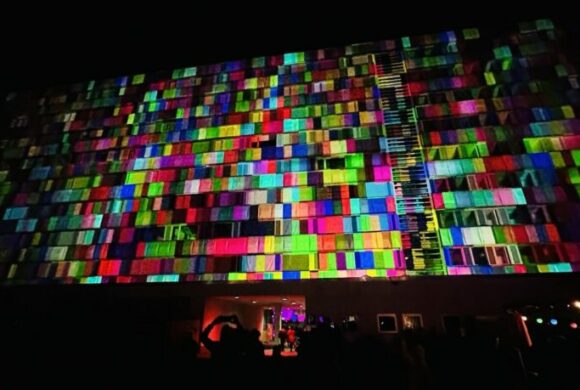 „Light Our Vision“ macht ehemaliges Congress Hotel zur Lichtkunst-Bühne