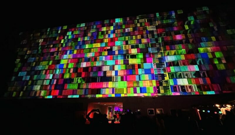 „Light Our Vision“ macht ehemaliges Congress Hotel zur Lichtkunst-Bühne „Light Our Vision“ macht ehemaliges Congress Hotel zur Lichtkunst-Bühne